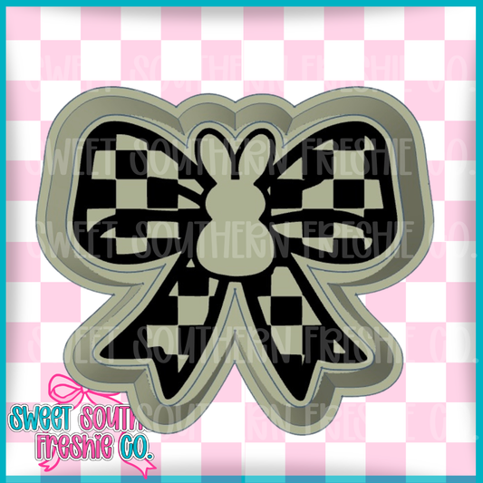 Checkered bow with peep